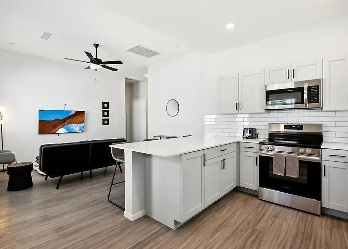 Apartment Breezy Modern House In With Pool,bbq